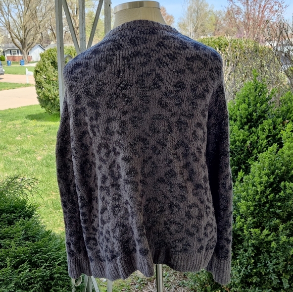 🤩BOGO FREE🤩 H & M Gray & Black Leopard Cheetah Print Cardigan - Picture 5 of 7